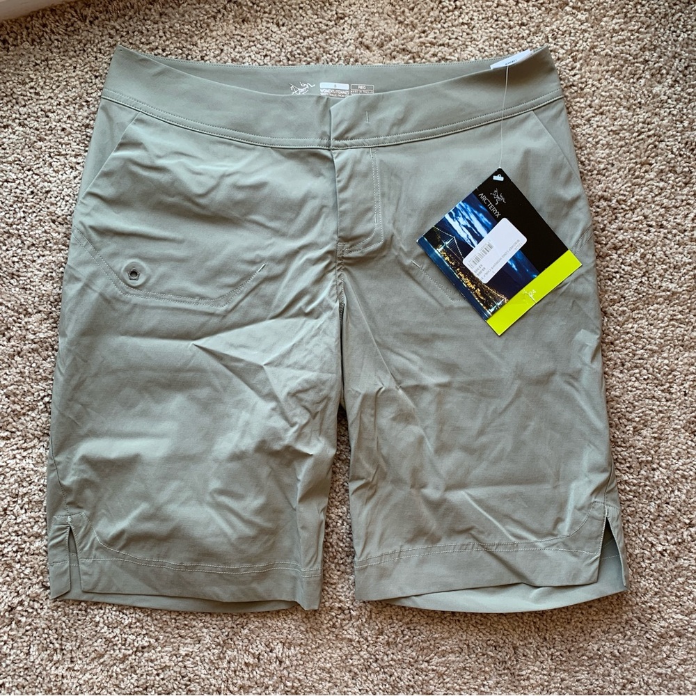 NWT Arcteryx Womens Shorts Size 8 Gray Beige Mischief Long Hiking Pockets